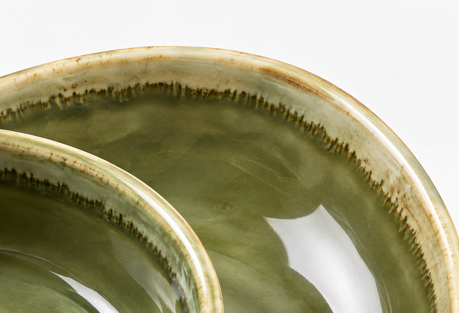 Glossy ceramic finish